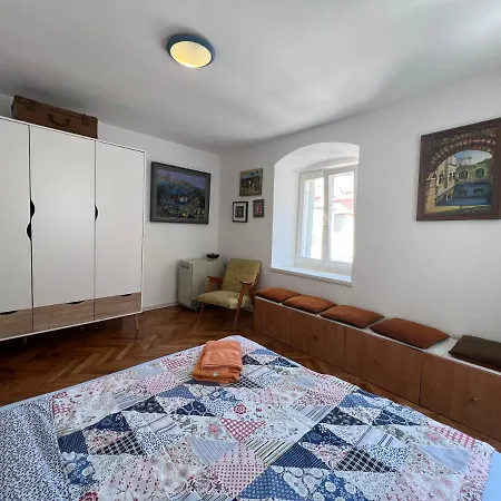 Old Town Apartment *